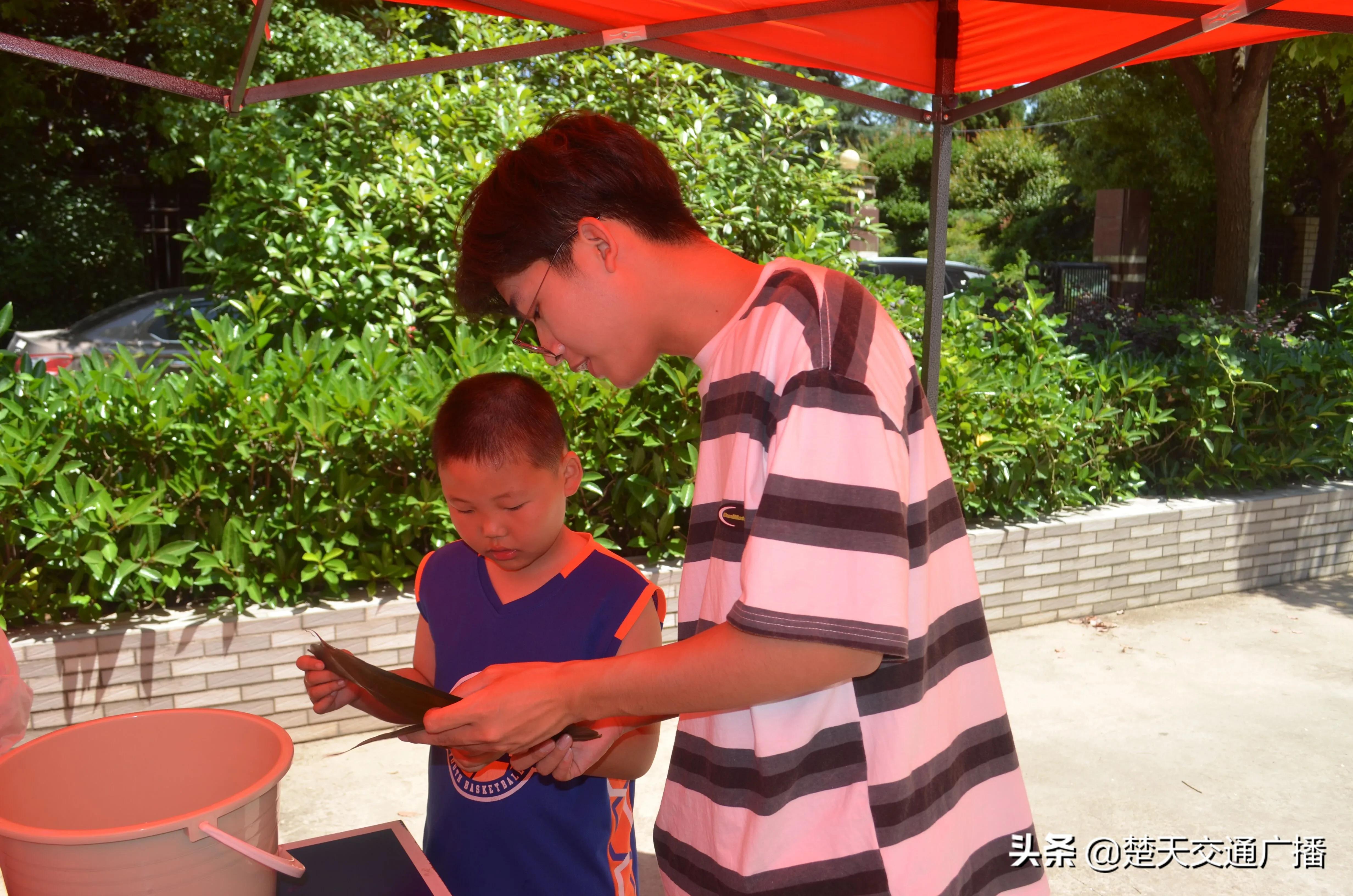 品端午、包粽子 bat365官方亚洲版志愿者与社区儿童提前过端午