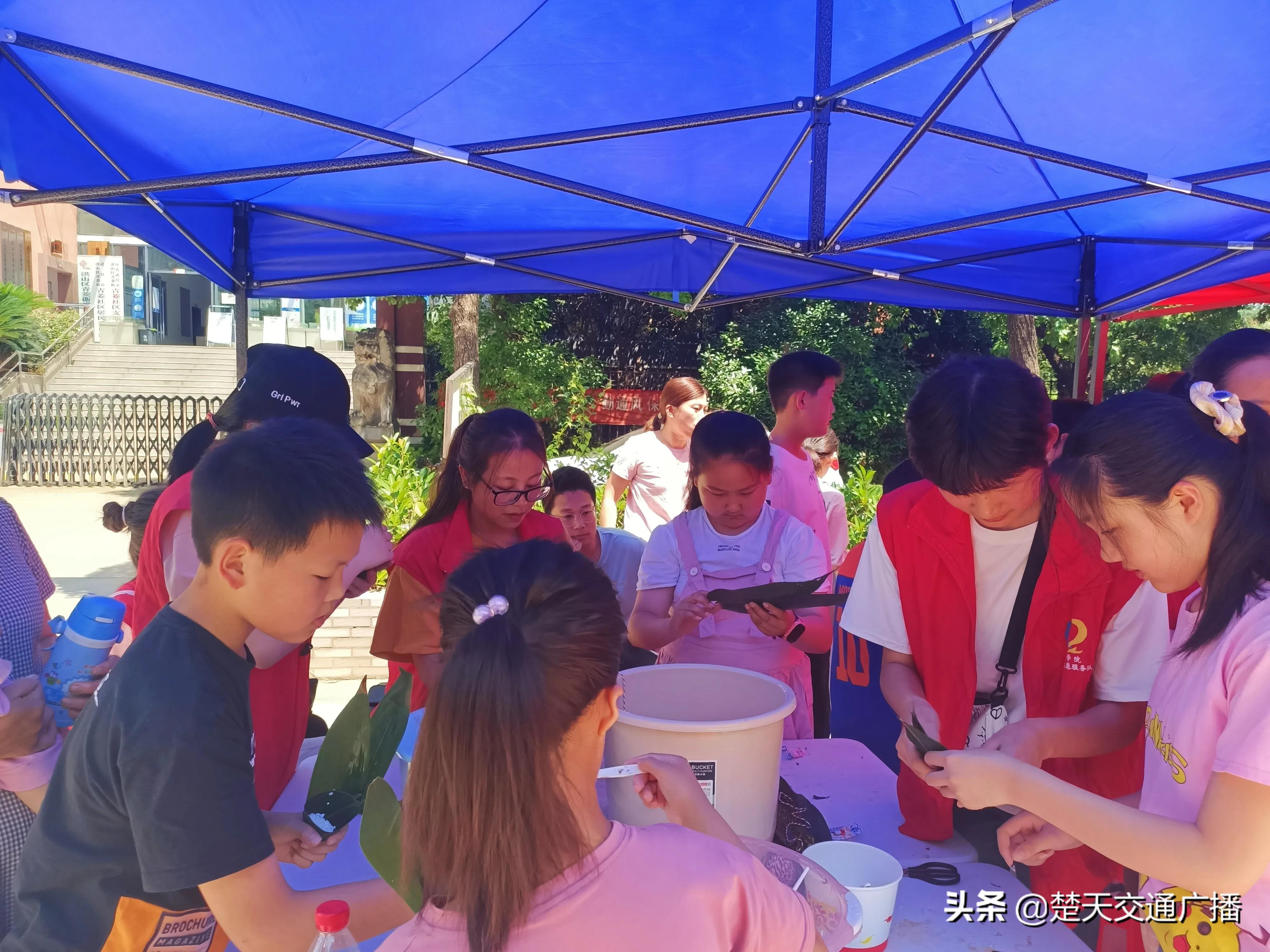 品端午、包粽子 bat365官方亚洲版志愿者与社区儿童提前过端午